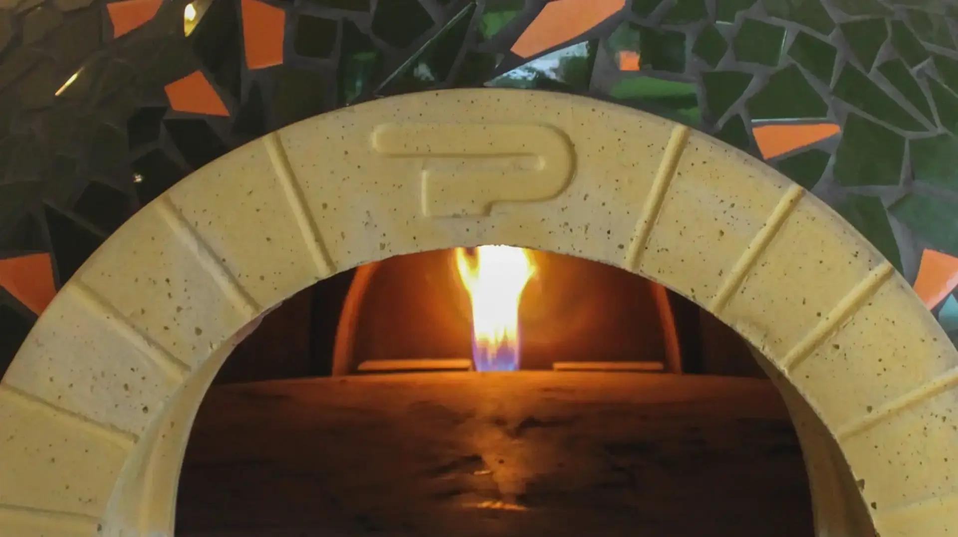 אליעזר, פיצה ובר יין