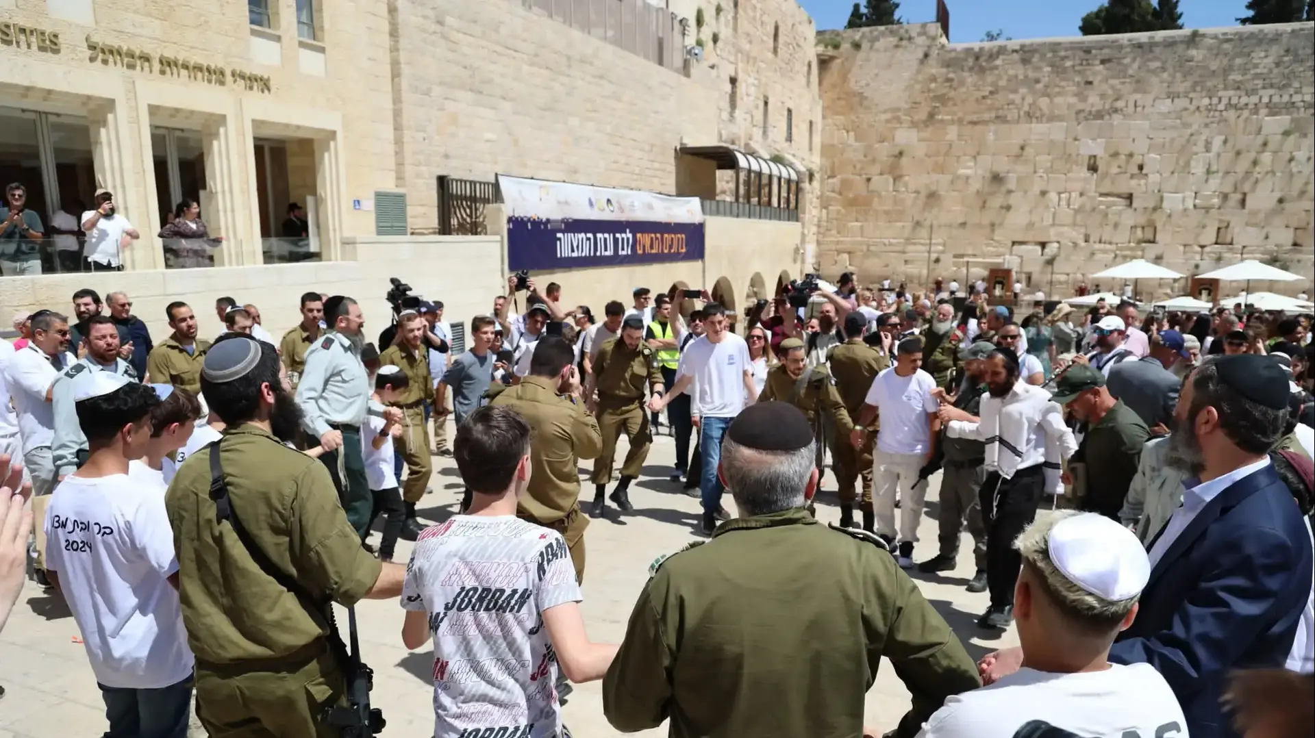 חגיגת בר ובת מצווה ליתומי צה"ל בכותל המערבי
