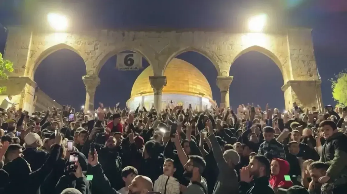 תפילת הפג'ר בהר הבית, מתפללים תפילת הפג'ר בהר הבית, מתפללים