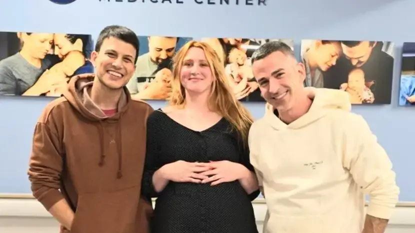 אסי עזר ואלברט אסקולה בפגישה ראשונה עם האם הפונקאית של בנם