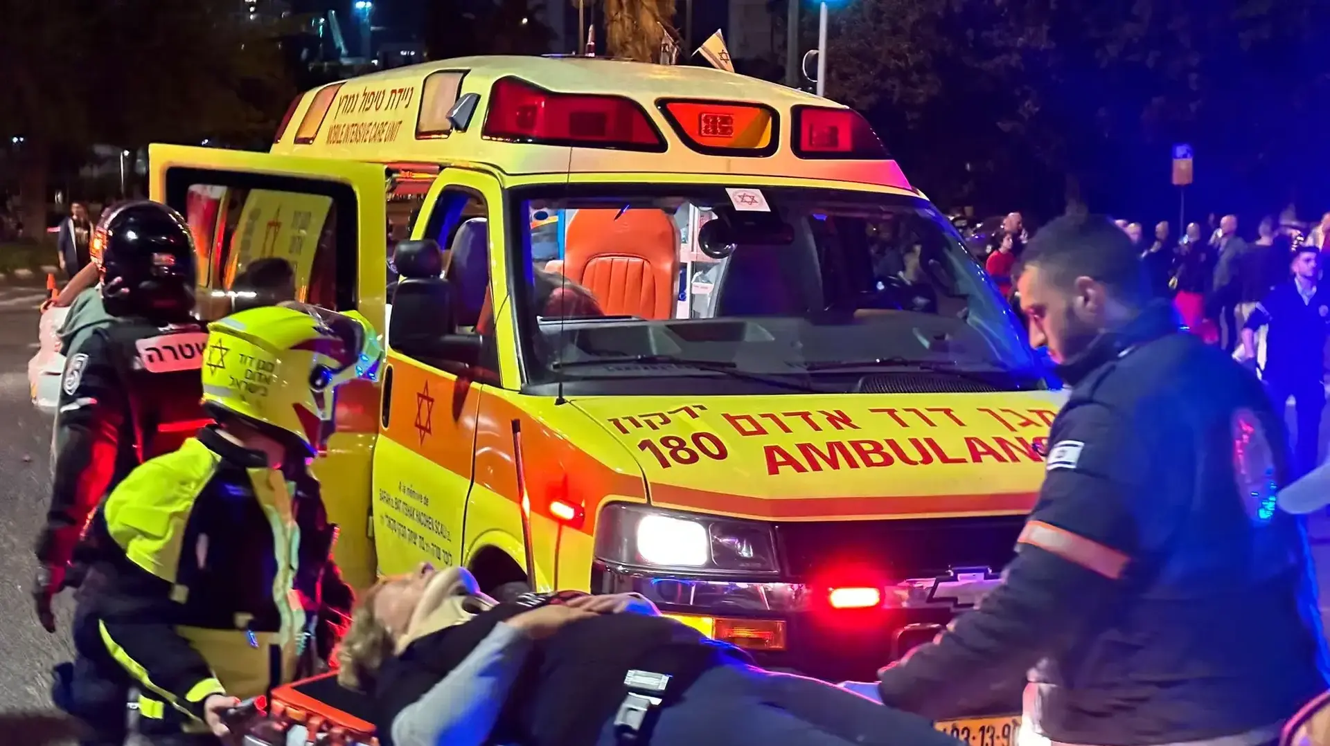 מפגין שוכב על הרצפה לאחר שלדברי מפגינים אחרים נפגע מרכב במחאת קפלן מתחדשת  06 באפריל 2024