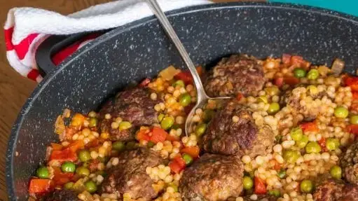 קציצות בשר עם אפונה ופתיתים. מתוך "לבשל עם אהרוניס", ספר המתכונים של תמרה וישראל אהרוני, הוצאת מודן