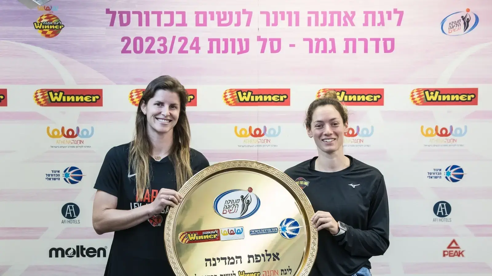 קפטנית אליצור רמלה עדן רוטברג עם קפטנית הפועל לב ירושלים אליסה בארון, ביניהן צלחת אליפות ליגת העל בכדורסל נשים