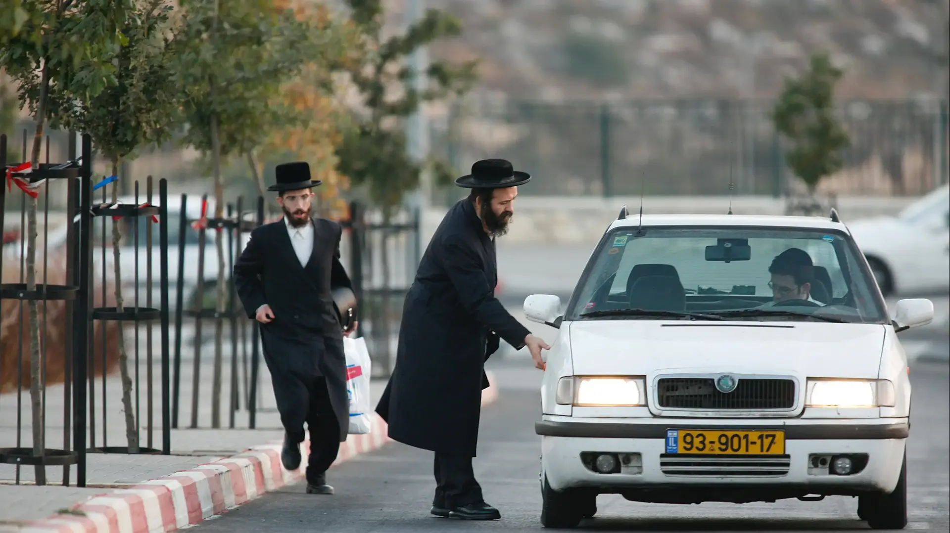 רחוב חרדי ורכבים