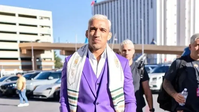 צ'ארלס אוליביירה עם טלית