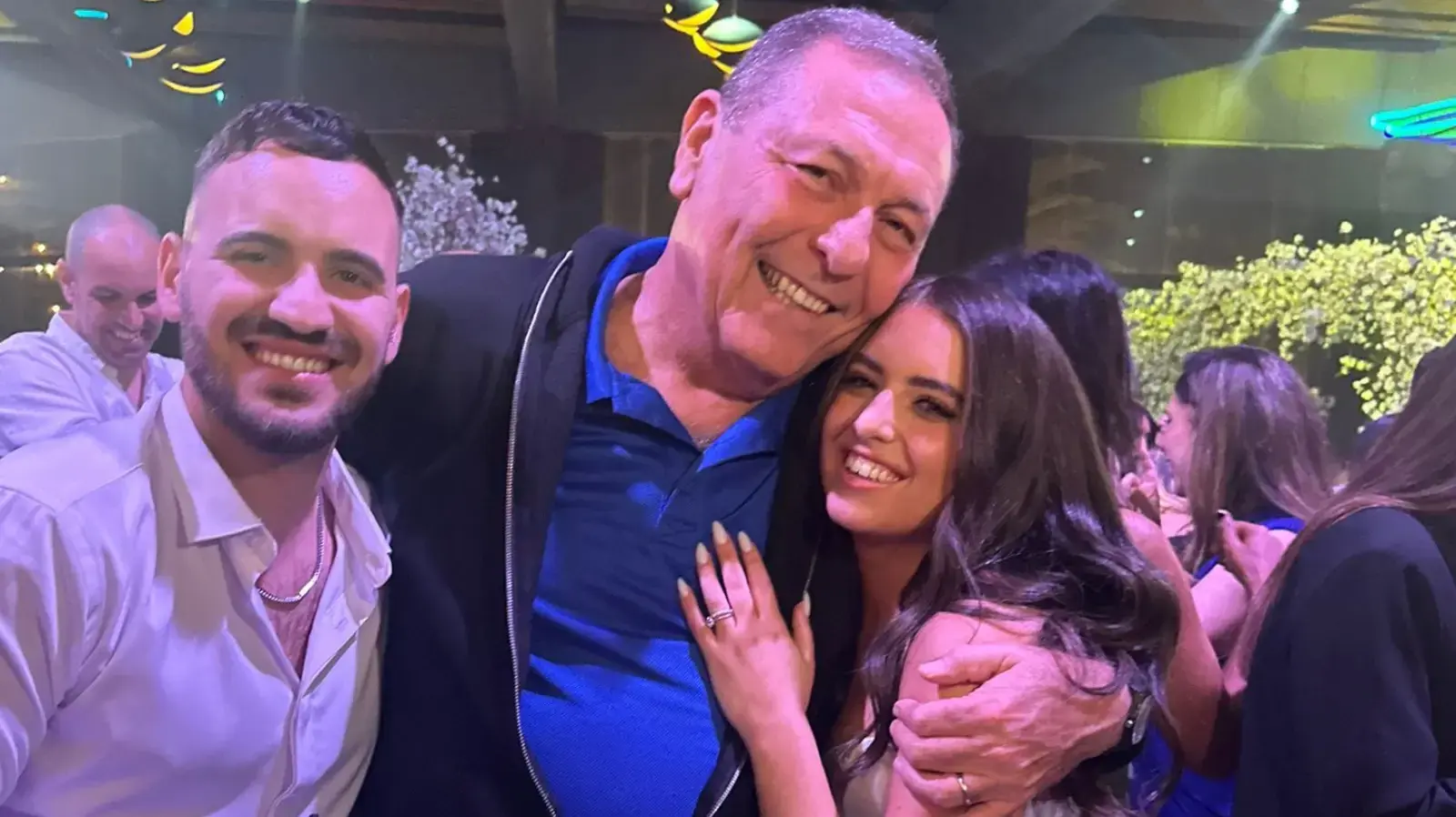 הזוג המאושר עם המגיש האהוב