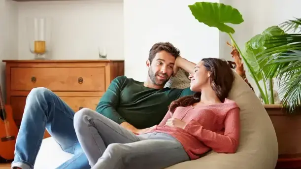 זוג יושבים יחד על פוף