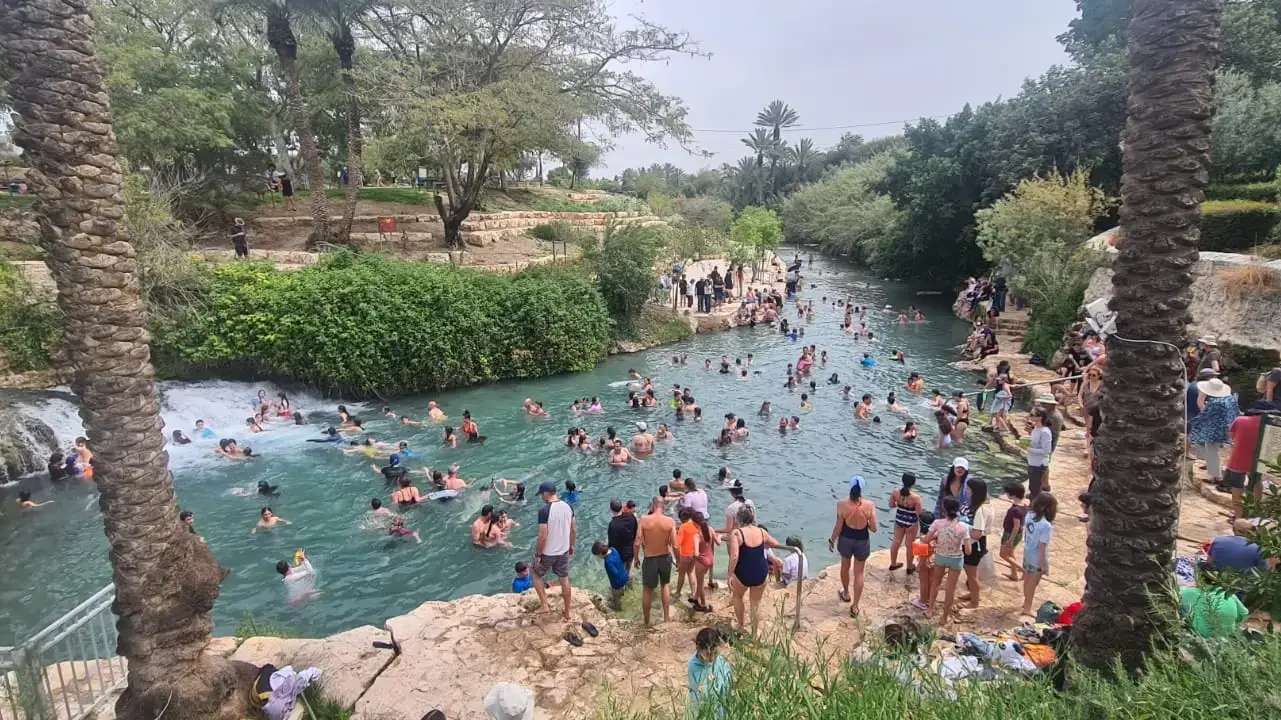 מטיילים בגן השלושה (הסחנה)