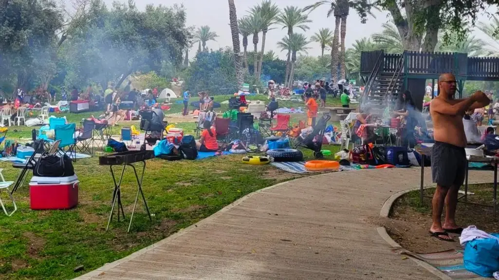 מנגלים בגן השלושה