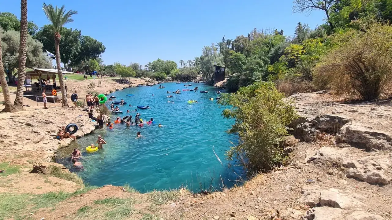 מטיילים בגן השלושה (הסחנה)