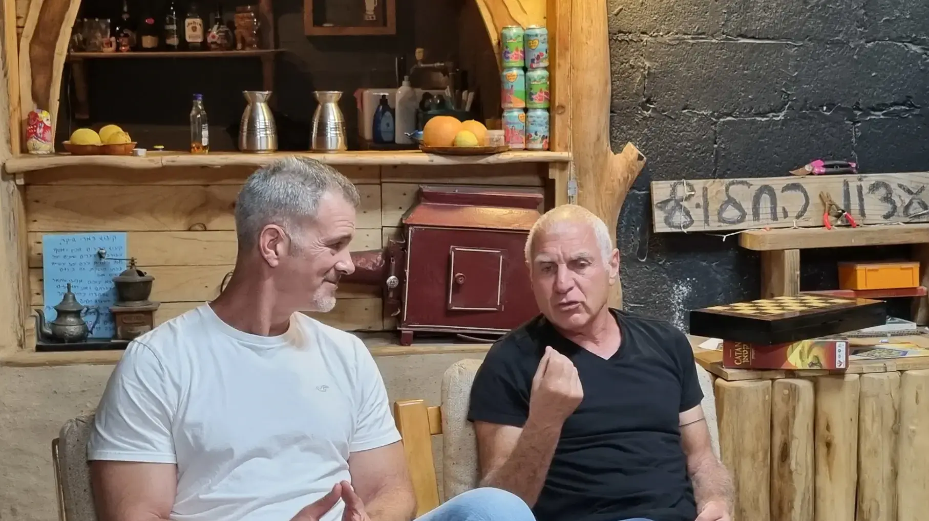 חיים ילין (מימין) ועופר חבקין, סומלייה הבירה של החברה המרכזית, בירה שקמה, בפאב הזמני של קבוץ בארי