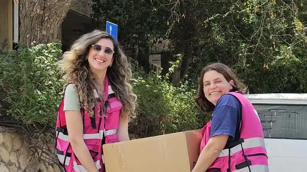 מתנדבות מטעם סודהסטרים.
