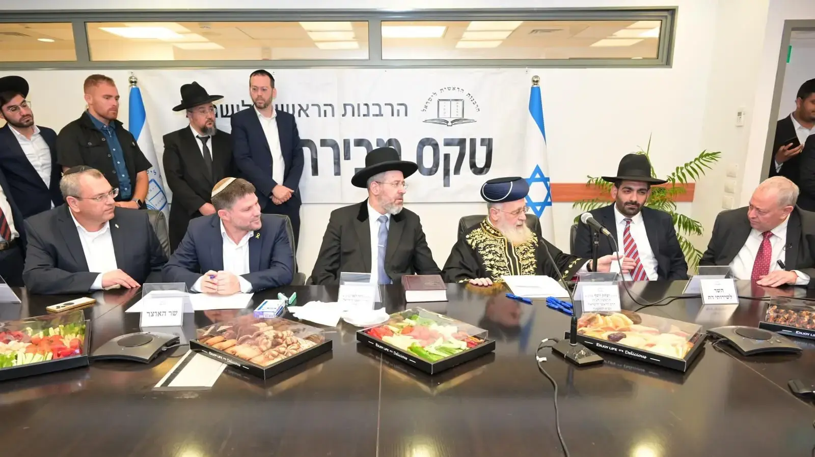הרבנים הראשיים לישראל הראשון לציון יצחק יוסף,  דוד לאו יחד עם שר האוצר בצלאל סמוטריץ' מכרו את החמץ של מדינת ישראל לחוסיין ג׳אבר, תושב אבו גוש, 21 באפריל 2024
