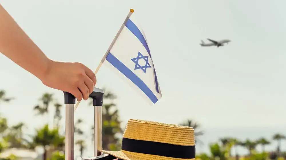 נוסעת עם מזוודה