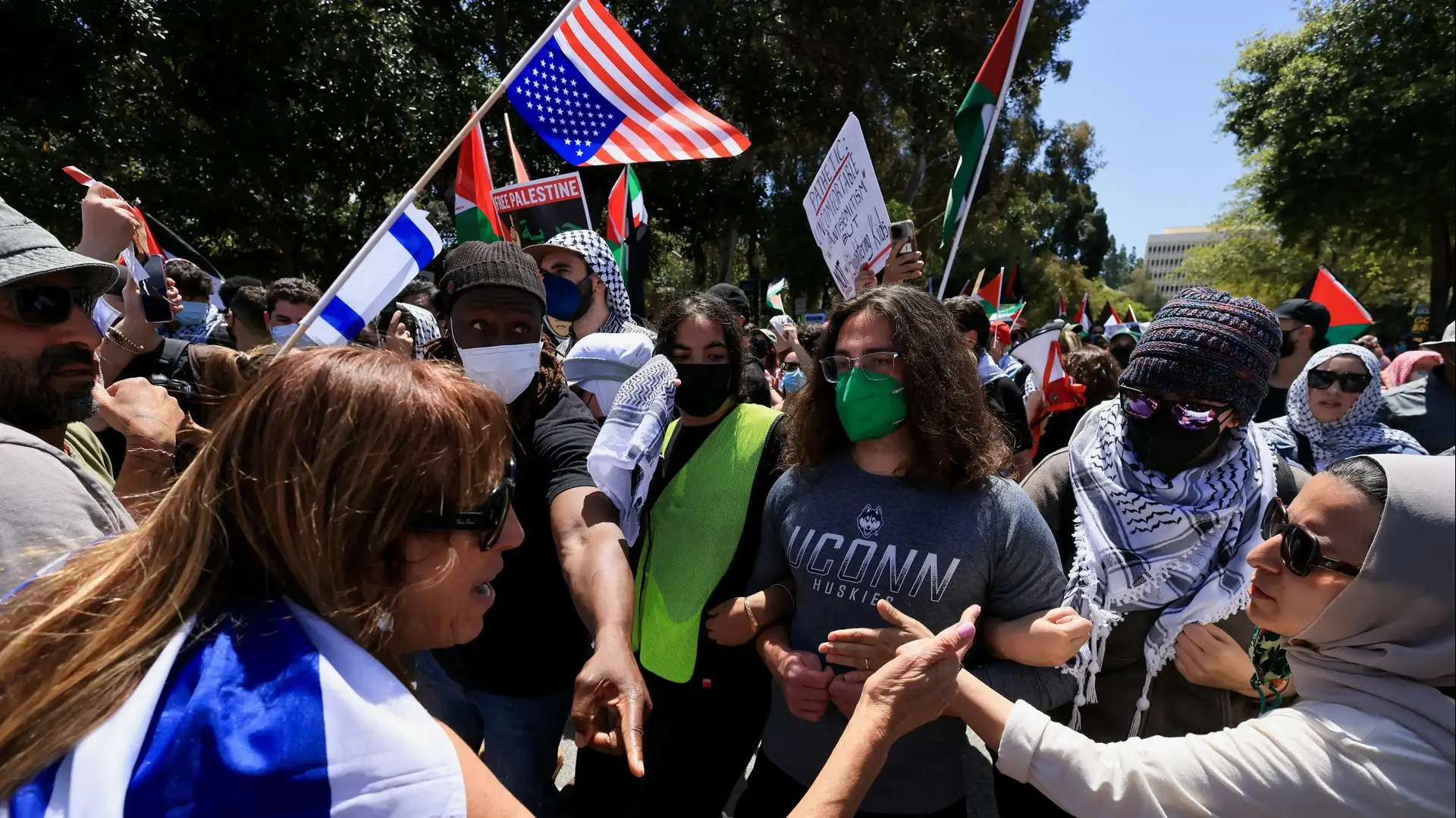 עימותים בין מפגינים פרו פלסטיניים לבין תומכי ישראל ב-UCLA בלוס אנג'לס, 29 באפריל 2024
