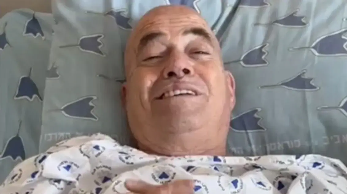 השחקן ערן בן זאב, בעודו מאושפז בבית חולים איכילוב בתל אביב לאחר שחלה בקדחת הבהרות, בסרטון ששלח לחבריו ב-19 באפריל 2024