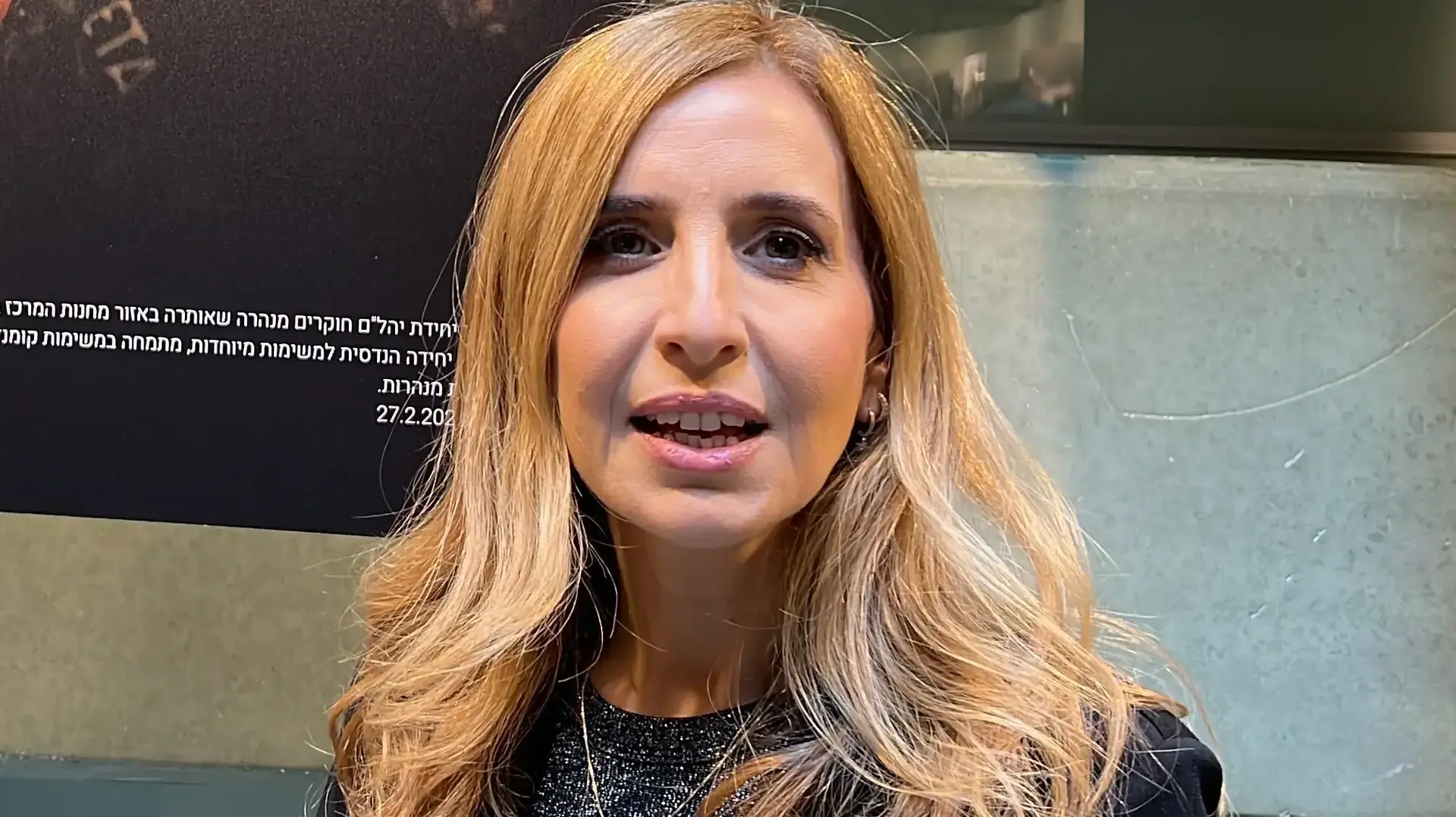 דניאל אלוני, שנחטפה לרצועת עזה עם בתה אמיליה ב-7 באוקטובר 2023 ושוחררה לאחר 49 ימים, בריאיון לוואלה תרבות בהשקת התערוכה "שבעה באוקטובר" של זיו קורן במרכז פרס לשלום ולחדשנות, 3 במאי 2024