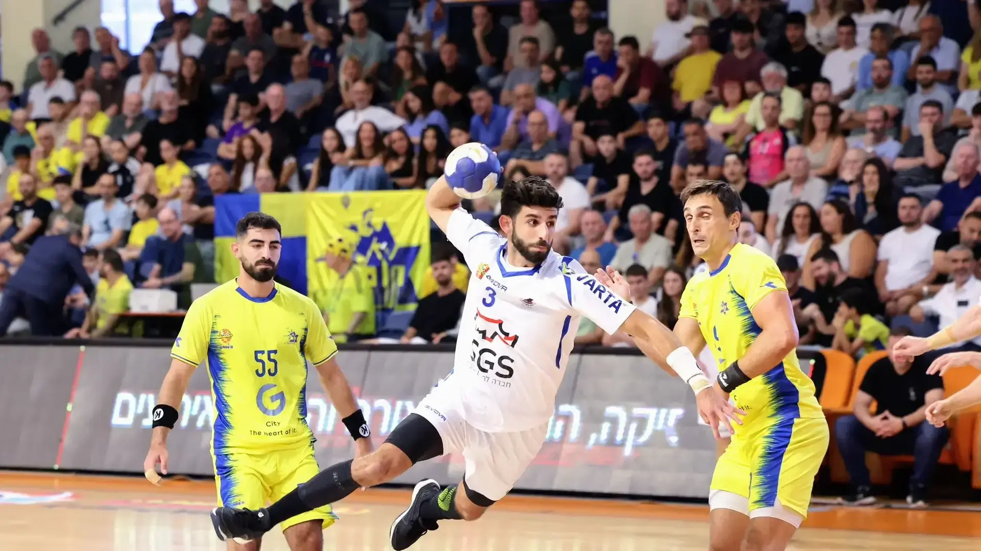 שחקן א.ס. רמת השרון דניאל צרפתי בין שחקני מכבי ראשון לציון איבן קראציץ, גיא גרא