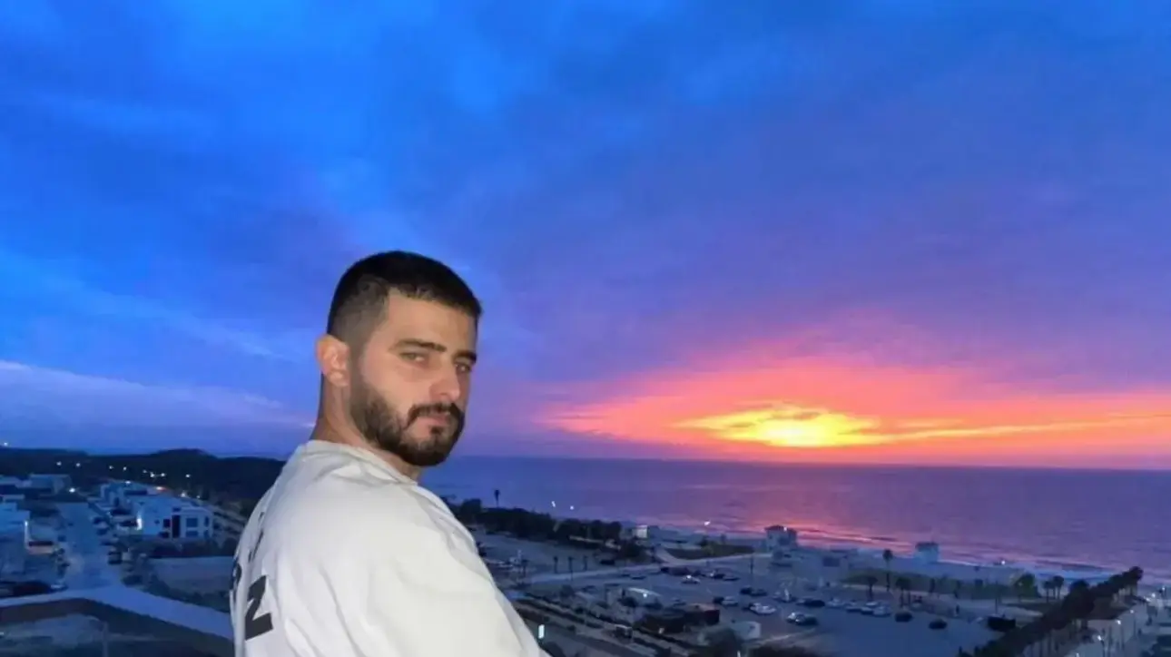 עדן חסון בדירה החדשה שלו