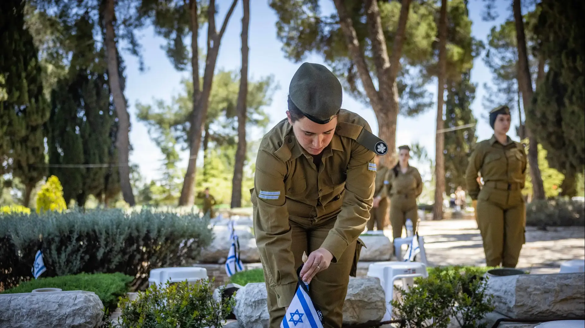 הנחת דגלונים על קברי חללי צה"ל לקראת טקסי יום הזיכרון, הר הרצל, 8 במאי 2024 הנחת דגלונים על קברי חללי צה"ל לקראת טקסי יום הזיכרון, הר הרצל, 8 במאי 2024