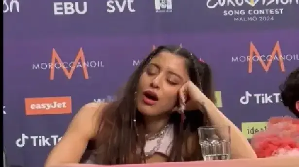 הזמרת היווניה מרינה סאטי "נרדמת" בזמן שעדן גולן מדברת אירוויזיון 2024