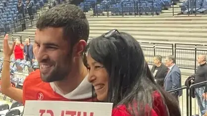 אתי רז, אימו של הלוחם עידן רז ז"ל, לצד שחקן הפועל תל אביב תומר גינת