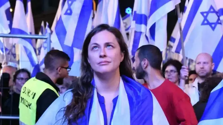 קרן פלס בהפגנה נגד המהפכה המשפטית, קפלן , תל אביב, 15 באפריל 2023
