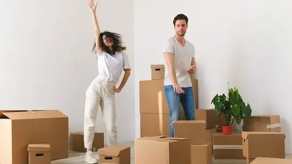 זוג צעיר עובר לדירה חדשה