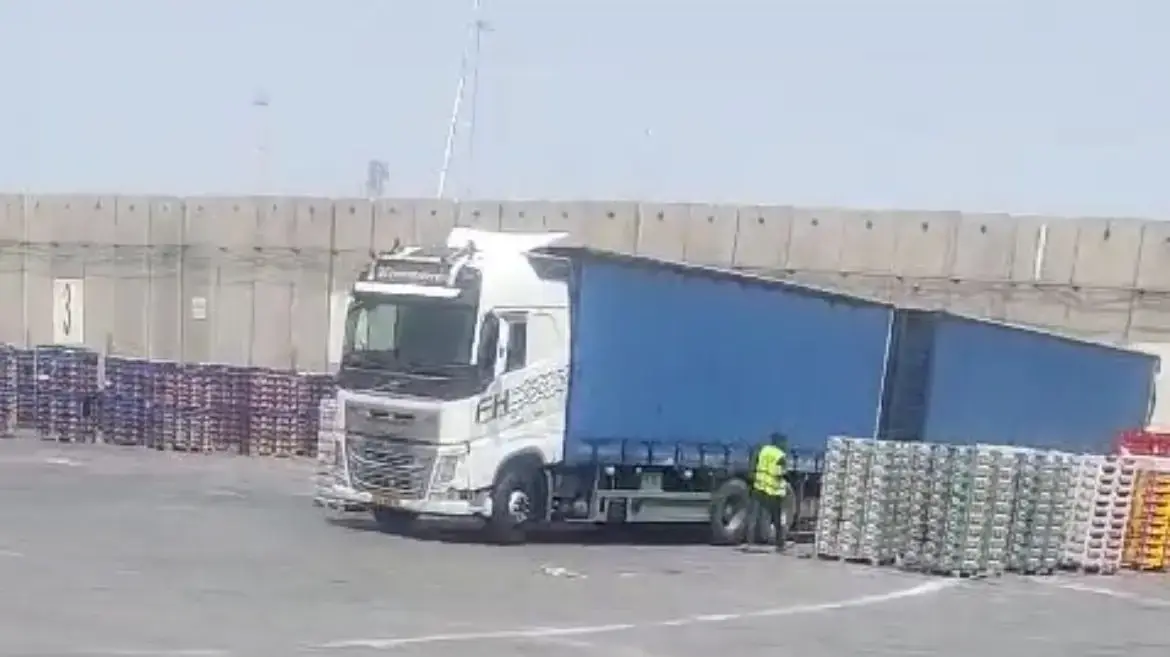 פירות וירקות מישראל מועמסים על משאיות לעזה