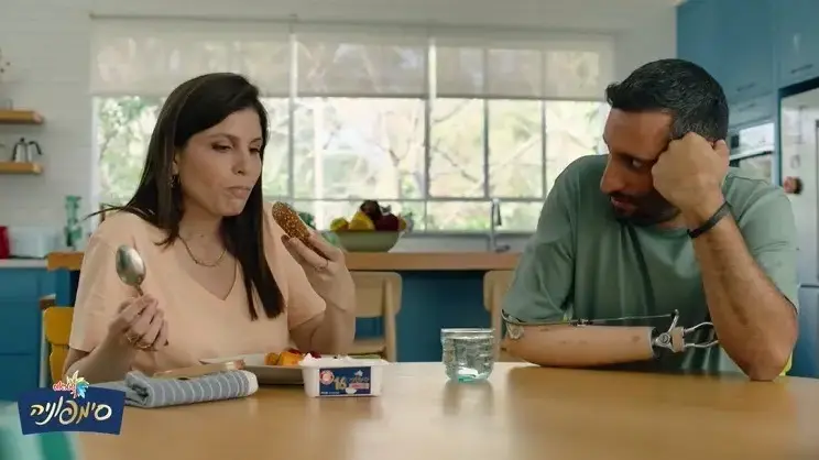 שחקן קטוע יד על סט הצילומים של מותג סימפוניה.