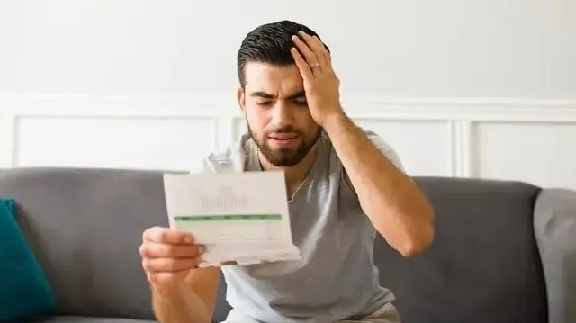 גבר משלם חשבון
