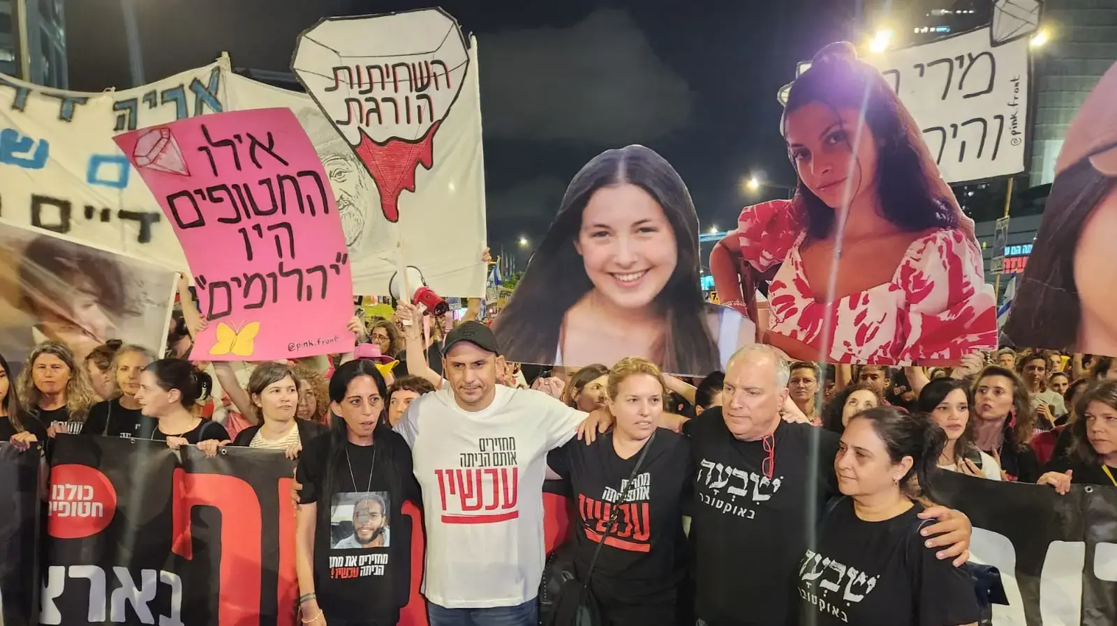 עינב צנגאוקר עם הוריה של נעה מרציאנו ושל רוני אשל בראש הצעדה והפגנת משפחות החטופים למען השבת החטופים 25 במאי 2024