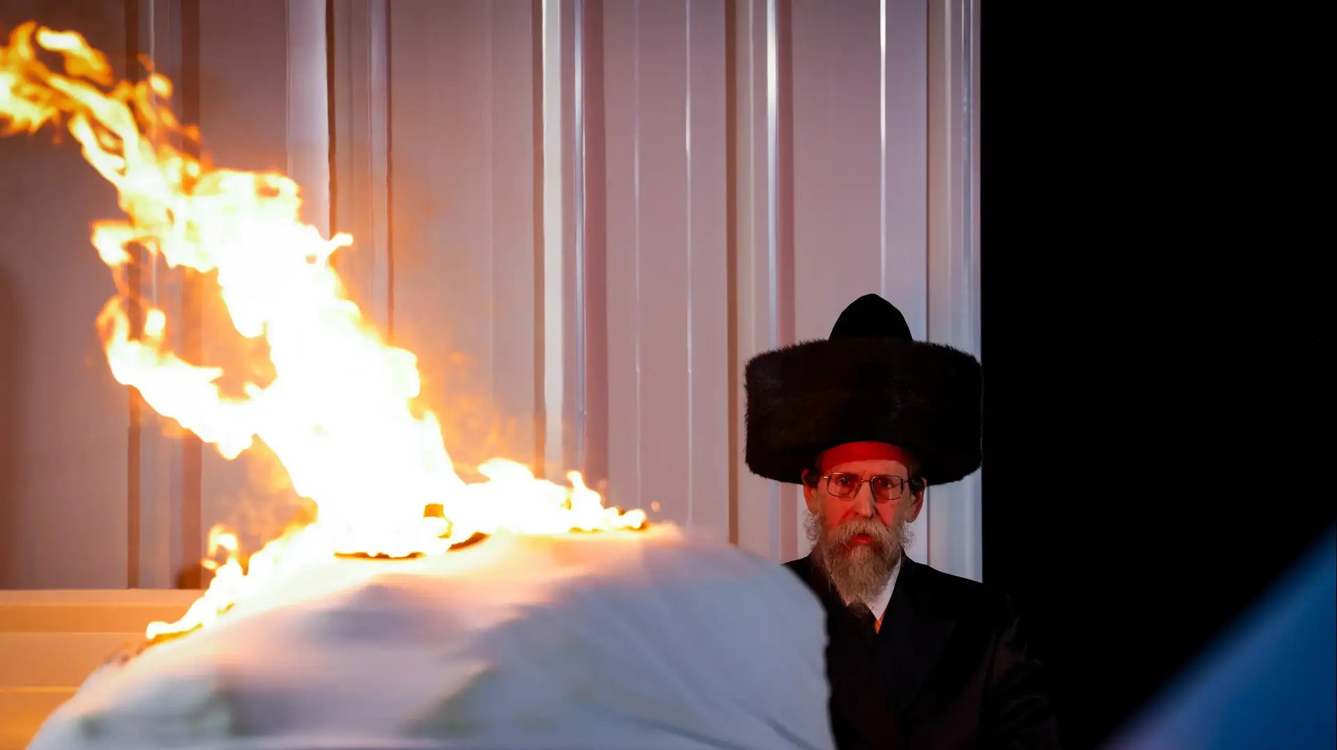 האדמו"ר מבאיאן מדליק מדורה בהילולת ל"ג בעומר, מירון, 26 במאי 2024
