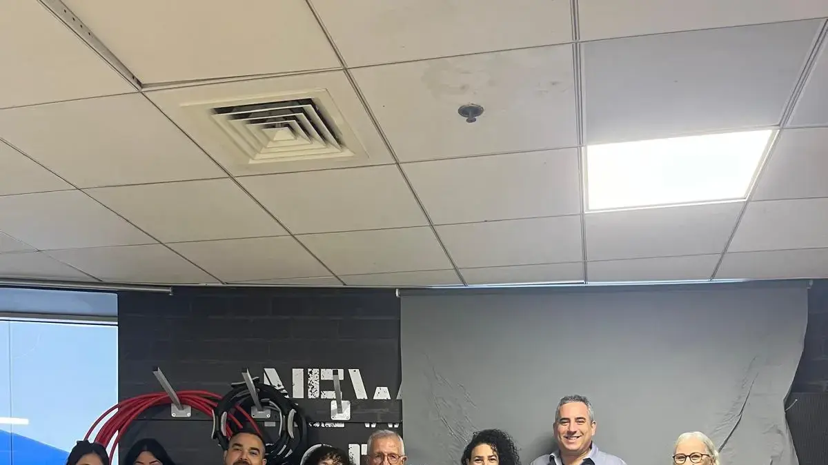 גבי מורדו וזוהר שני עומדים במרכז התמונה יחד עם נציגי העמותות בטקס חלוקת המלגות גבי מורדו וזוהר שני עומדים במרכז התמונה יחד עם נציגי העמותות בטקס חלוקת המלגות