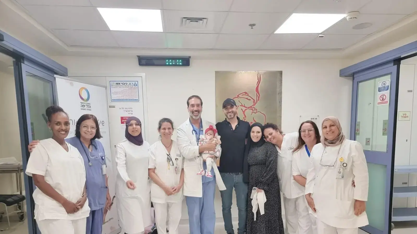 צוות הפגייה של המרכז הרפואי הלל יפה עם המשפחה