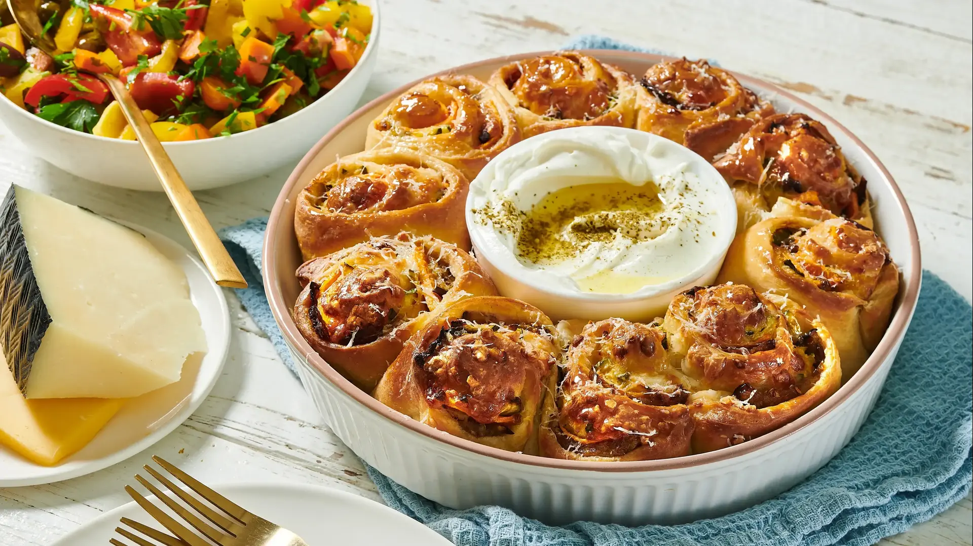 לחמניות חלב במילוי גבינות ואנטיפסטי
