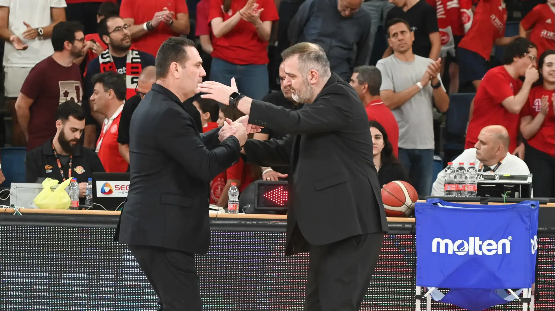סטפנוס דדאס מאמן הפועל תל אביב לצד גיא גודס מאמן הפועל חיפה