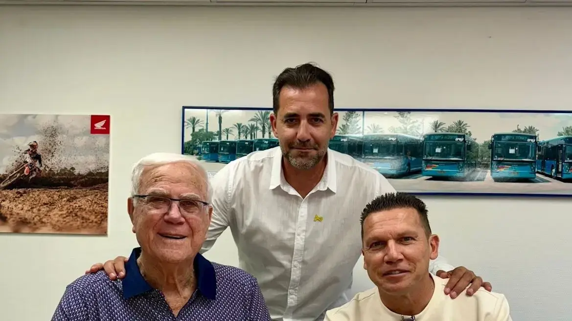 ברק בכר חותם על החוזה כמאמן מכבי חיפה לצד הבעלים יעקב שחר וסוכנו דודו דהאן