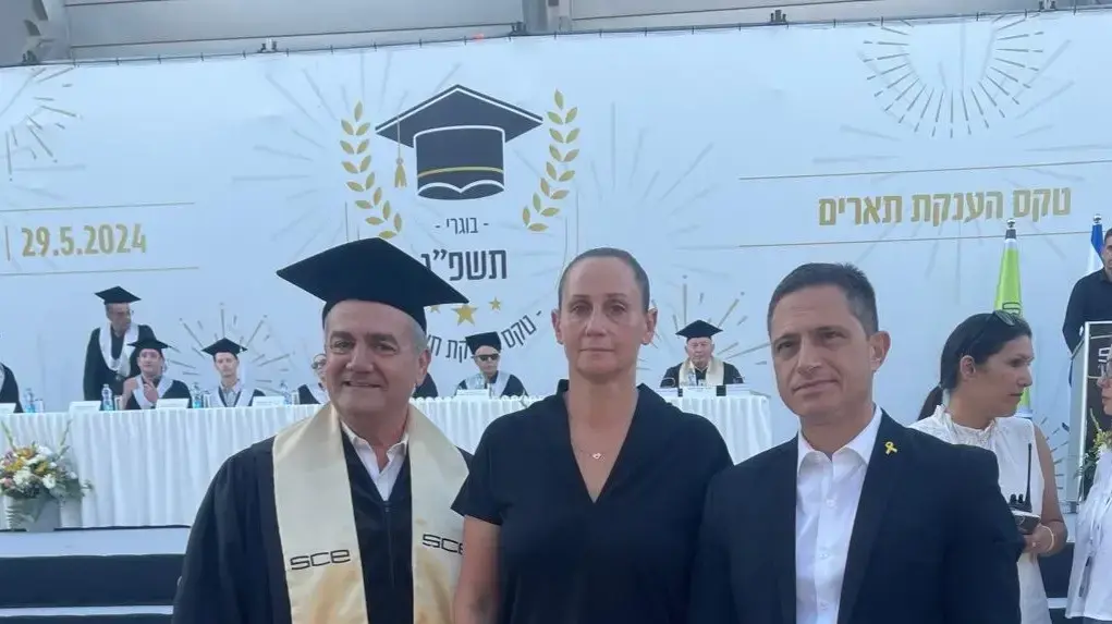 אימו של איתי ברדיצ'סקי מקבלת בשמו את התעודה לבוגרים של SCE המכללה האקדמית להנדסה על שם סמי שמעון. מימין לשמאל: רוביק דנילוביץ', רוית ברדיצ'סקי, ופרופ' יהודה חדד