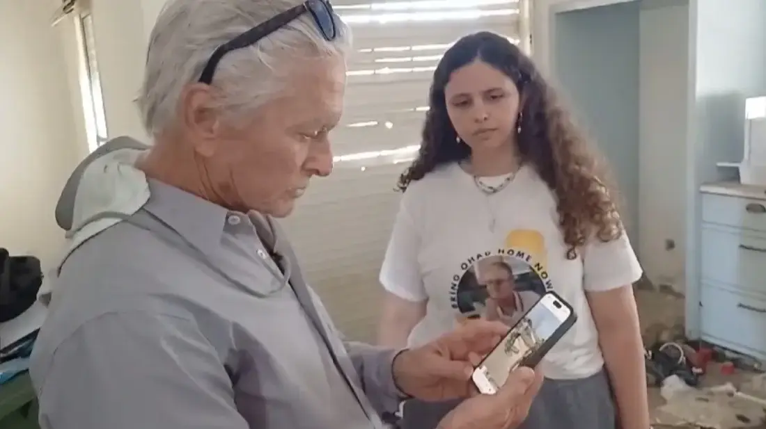 השחקן האמריקאי מייקל דאגלס מבקר בקיבוץ בארי, בו נפגש בין השאר עם יולי בן עמי, ששרדה את טבח ה-7 באוקטובר, בבית הוריה - רז ואוהד בן עמי, שנחטפו לעזה. רז הוחזרה בעסקת החטופים. 2 ביוני, 2024


ומייקל דאגלס בבית של אוהד ורז בן עמי בקיבוץ בארי