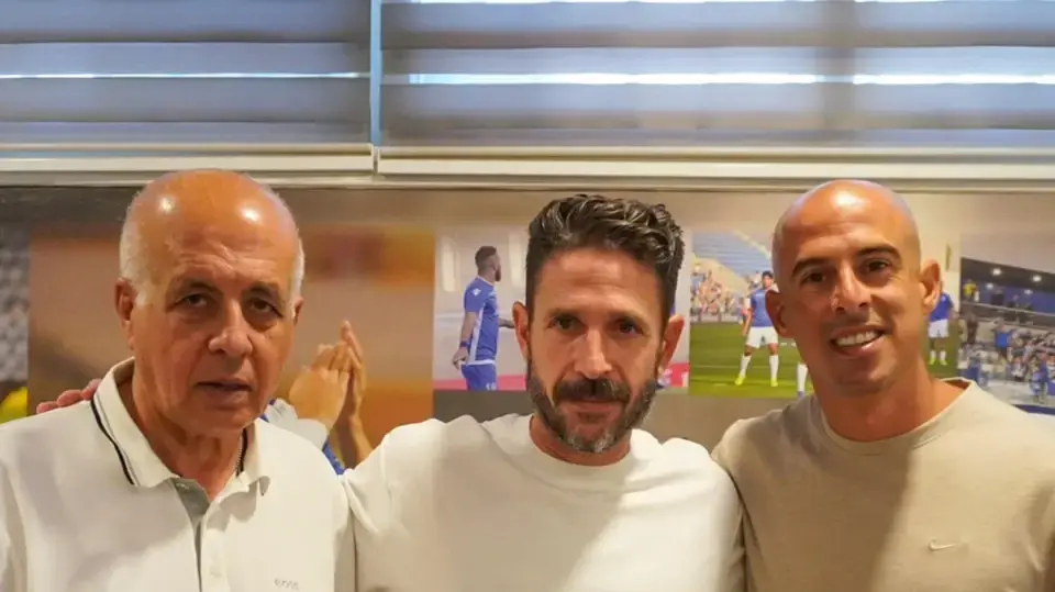 דן רומן לצד אבי לוזון, טל בן חיים לאחר מינויו למאמן מכבי פתח תקוה