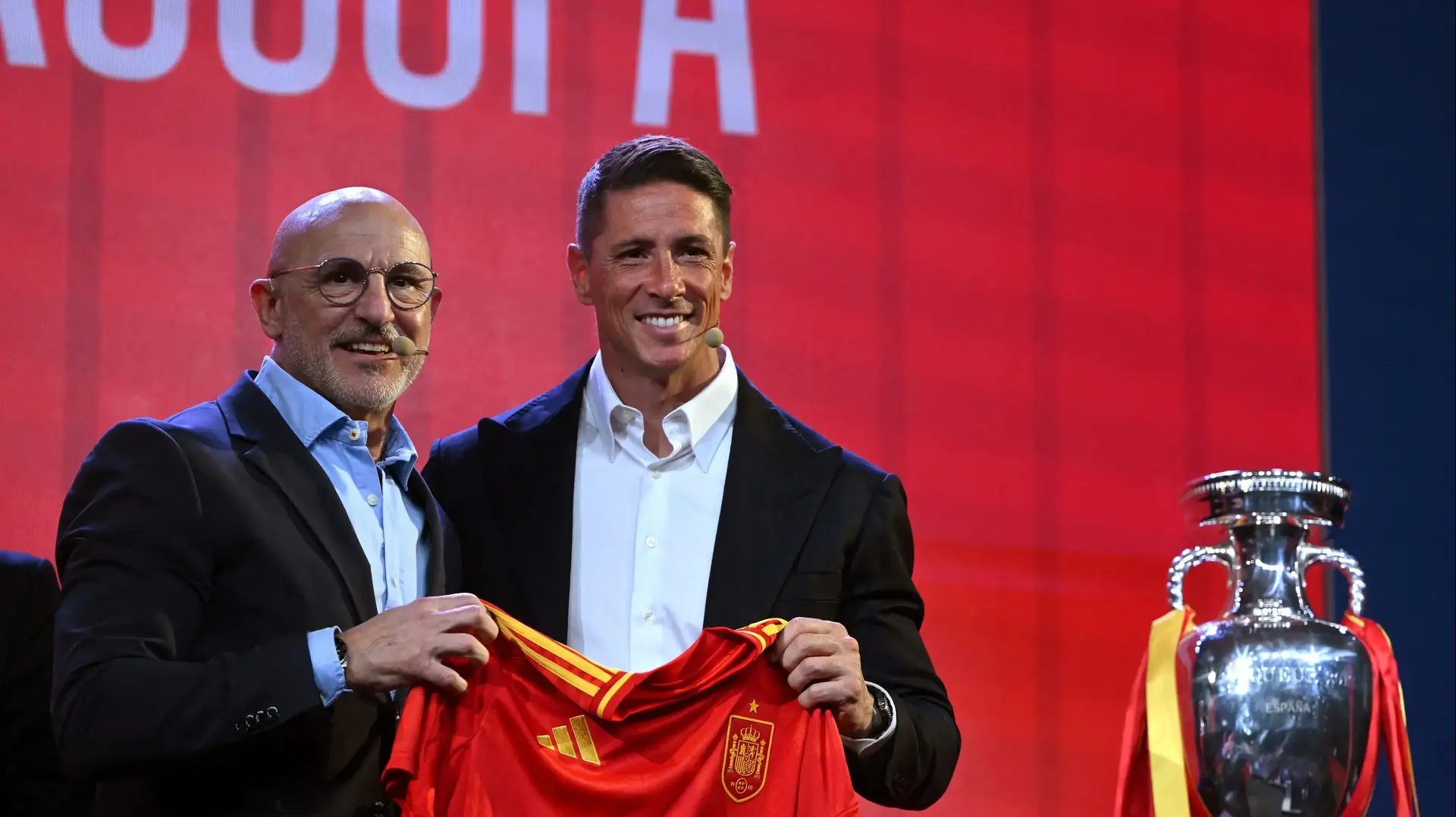 לואיס דה לה פואנטה מאמן נבחרת ספרד עם שחקן העבר פרננדו טורס לואיס דה לה פואנטה מאמן נבחרת ספרד עם שחקן העבר פרננדו טורס