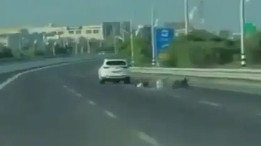 נהג קיה פוגע ברוכב קטנוע ונמלט