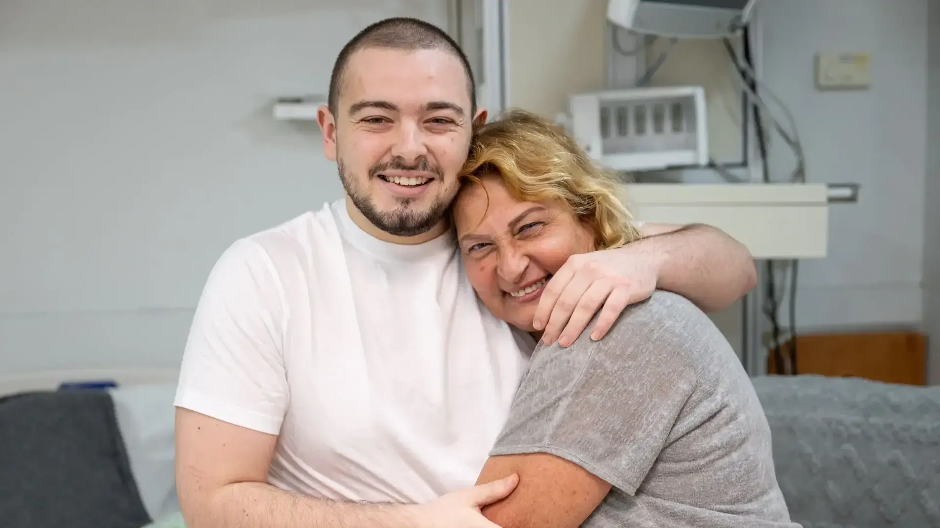 רגעי המפגשים המרגשים של נועה ארגמני, אלמוג מאיר, אנדרי קוזלוב ושלומי זיו, שחולצו היום במבצע נועז מעזה, עם בני משפחותיהם בבית החולים שיבא.