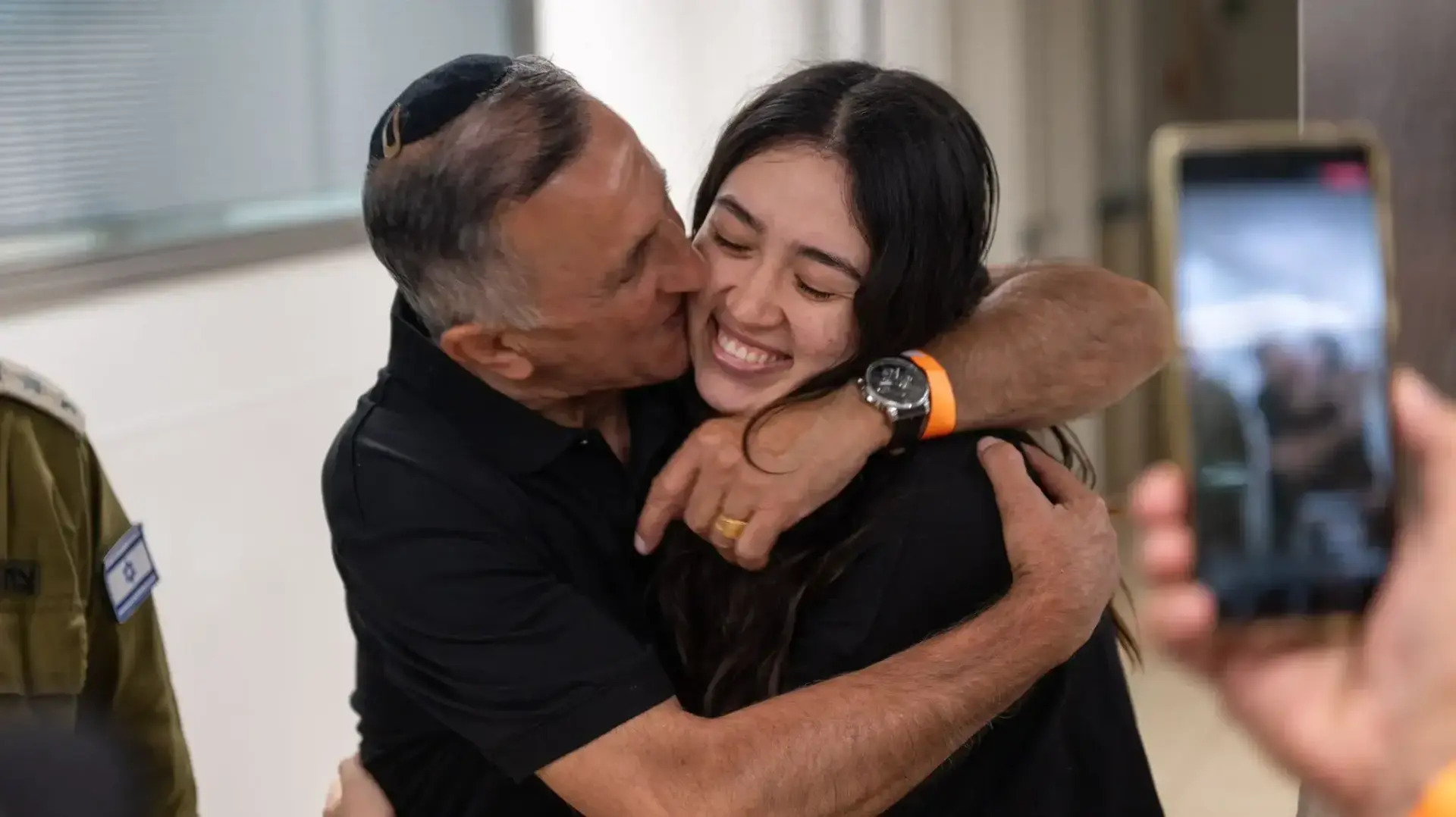 רגעי המפגשים המרגשים של נועה ארגמני, אלמוג מאיר, אנדרי קוזלוב ושלומי זיו, שחולצו היום במבצע נועז מעזה, עם בני משפחותיהם בבית החולים שיבא.