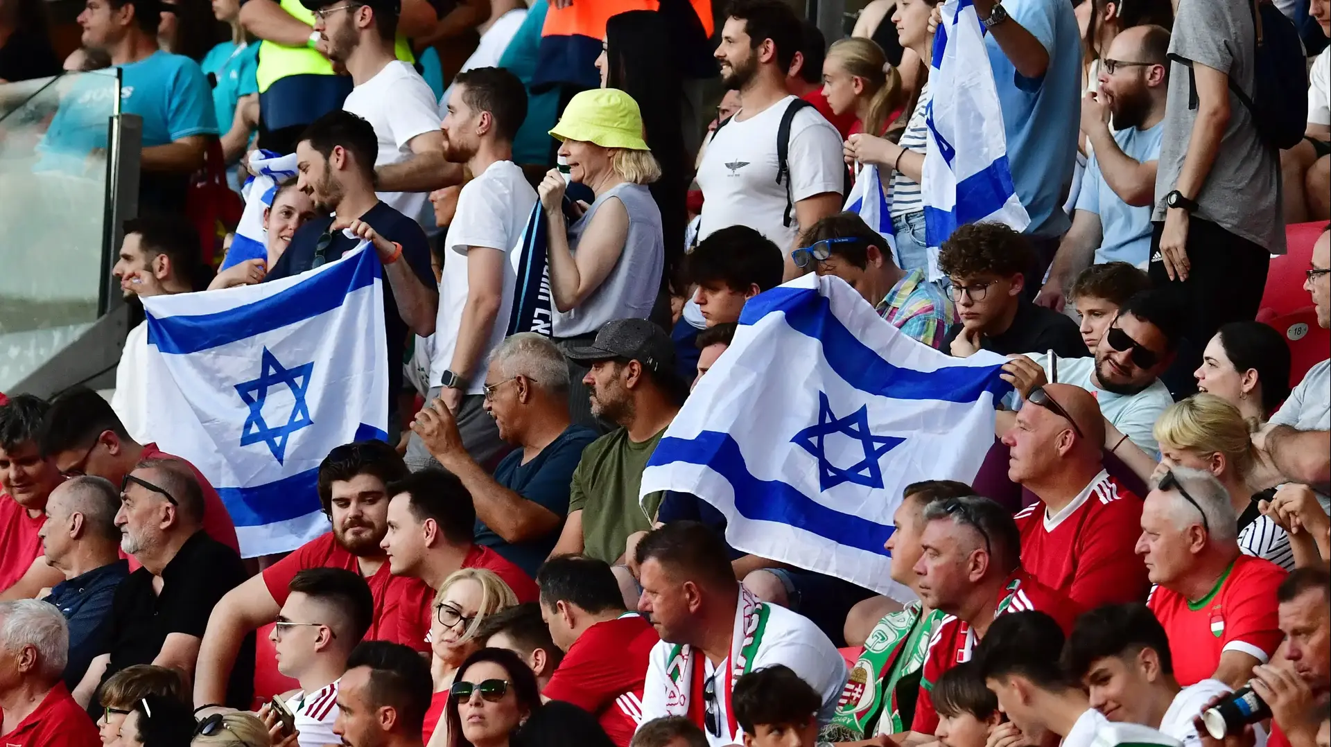 דגלי ישראל במשחק של נבחרת ישראל בדברצן מול נבחרת הונגריה