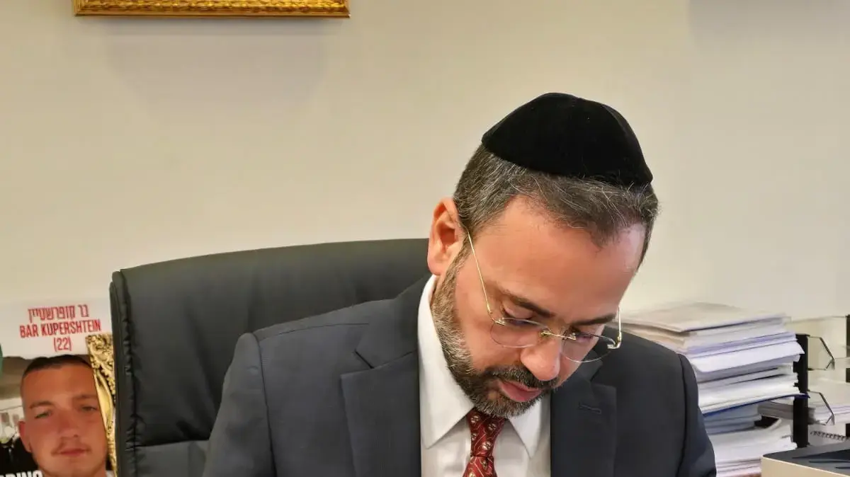 שר הבריאות אוריאל בוסו חותם על התקנות.10 ביוני 2024
