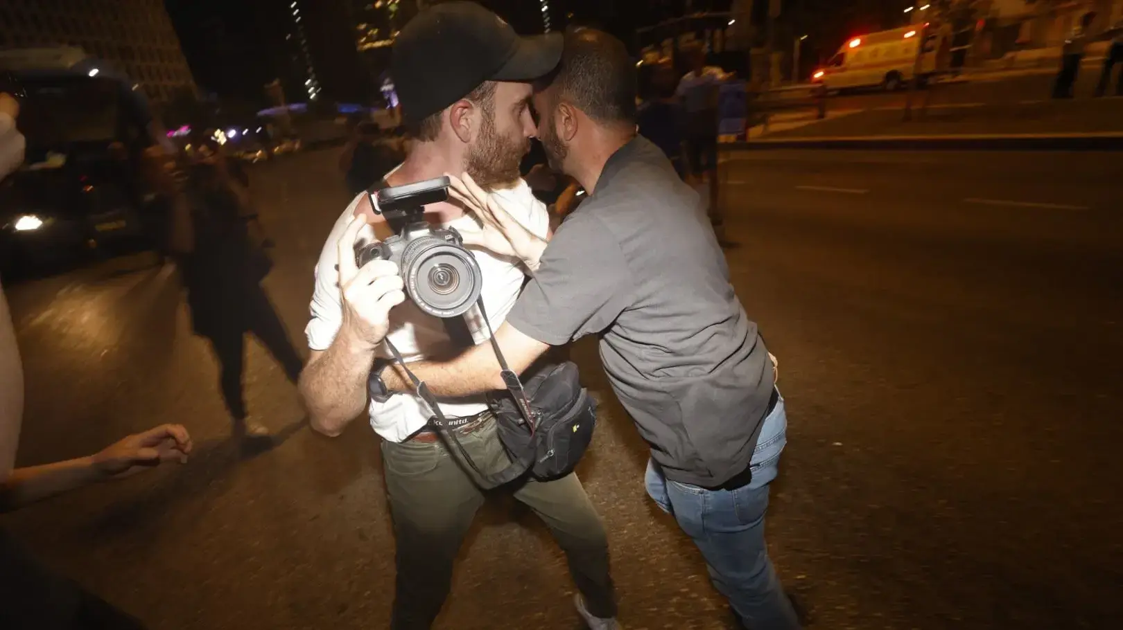צלם "הארץ" איתי רון נעצר ומועלה לאוטוובס העצורים במחאה בתל אביב למען הבחירות