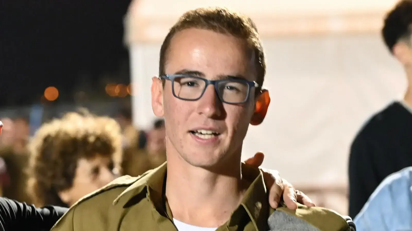 סמ"ר אור בלומוביץ, מפרדס חנה-כרכור, לוחם בגדוד 601, עוצבת עקבות הברזל (401), נפל בקרב בדרום רצועת עזה, בן 20 בנופלו.