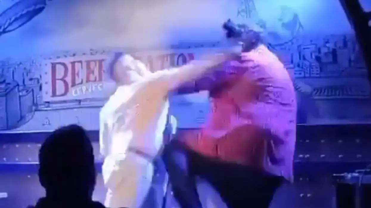אבא מכה קומיקאי שהתבדח על בנו